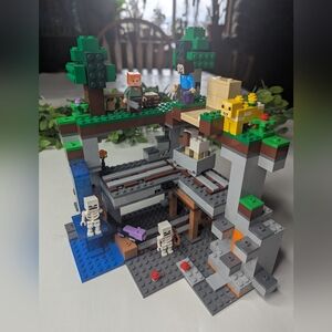 Lego Retired Set  Minecraft 21169 The First Adventure Complete W/ Directions